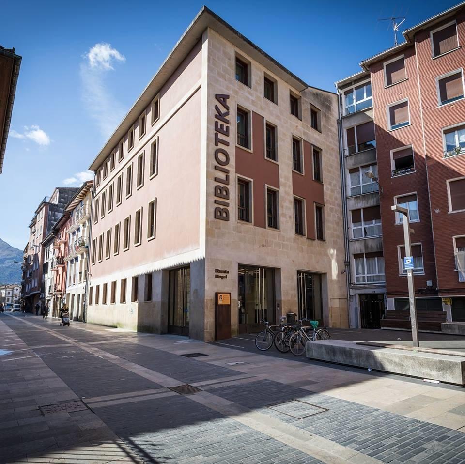 Imagen IKASTURTE BERRIRAKO BIZENTA MOGEL BIBLIOTEKAREN ESKAINTZA ZABALA
